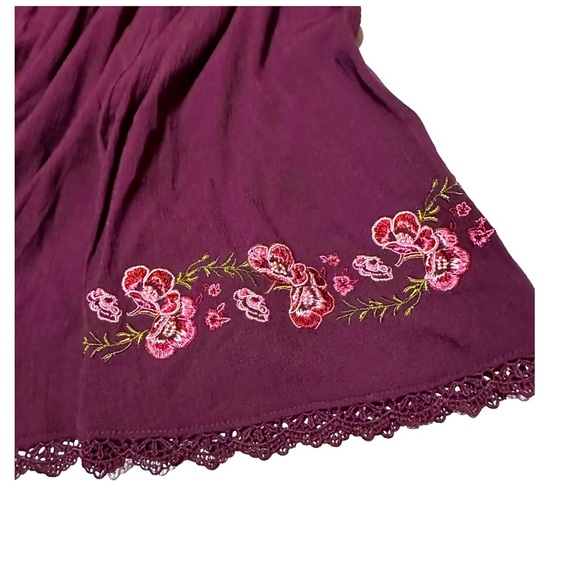 GUC Time and Tru Top Womens Small Maroon Bell Sleeve Floral Crinkle Embroidered - Picture 6 of 7
